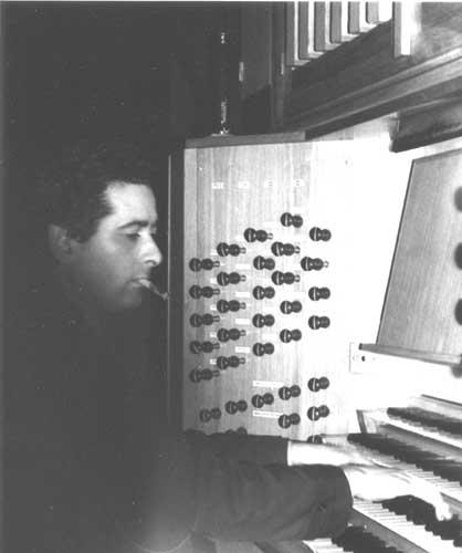 Pierre Vidal jouant de l'orgue