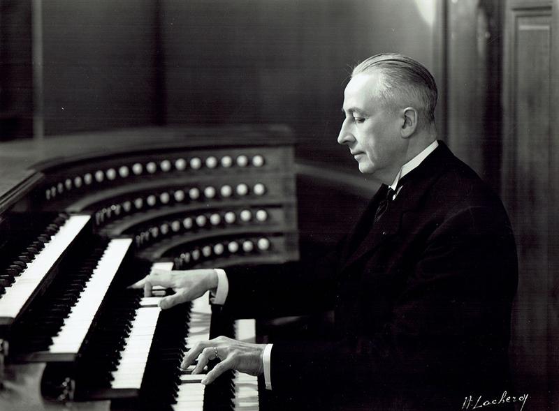Marcel Dupré jouant de l'orgue
