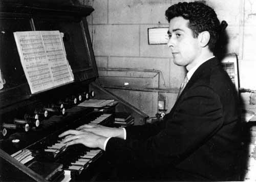 Pierre Vidal jouant de l'orgue
